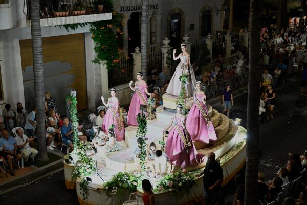 La &ldquo;Cabalgata de Disfraces&rdquo; llen&oacute; de colorido La Nuc&iacute;a