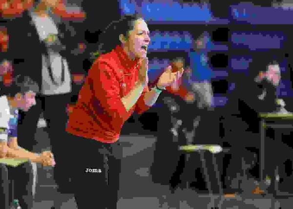 Carolina Est&eacute;vez, nueva entrenadora del BM Servigroup Benidorm de Primera Estatal. 