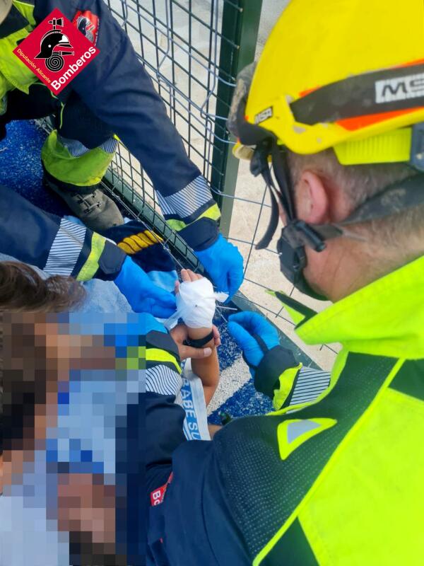 Un menor sufre un accidente en un camping de Alfaz del Pi al clavarse una varilla metálica en la mano.