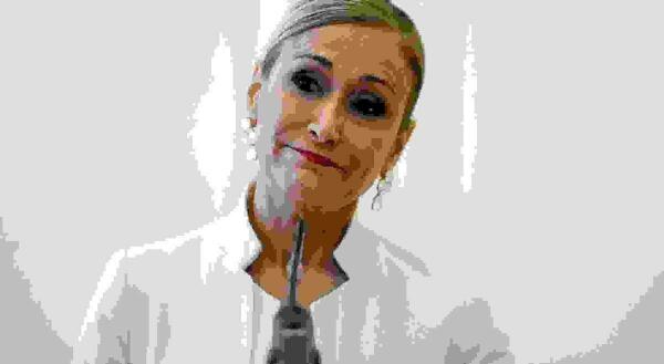 Cifuentes mantiene ante la juez que hizo el m&aacute;ster 