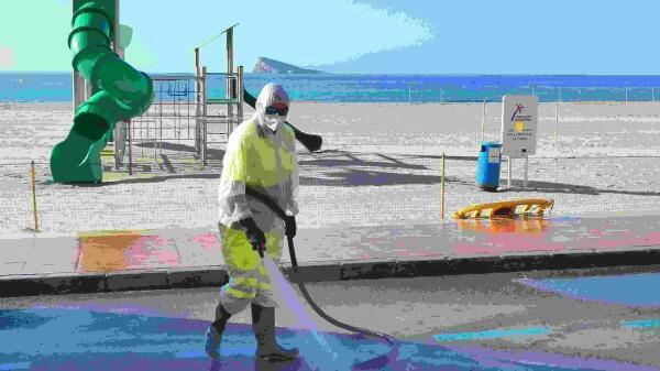 Benidorm refuerza el servicio de limpieza en verano con m&aacute;s personal y maquinaria.