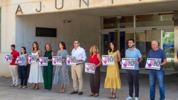 Minuto de silencio en repulsa del crimen machista de una mujer de 34 años en Badajoz 