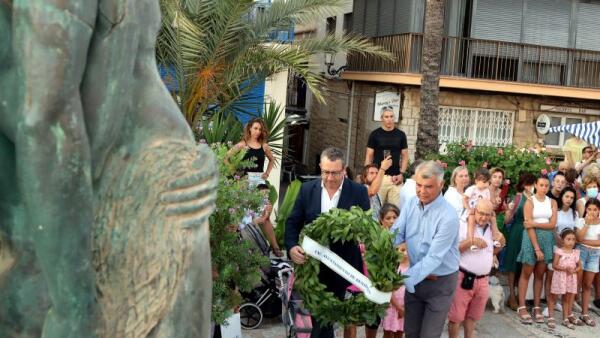 Benidorm ofrenda a la Virgen del Carmen y recuerda a sus caídos en el mar