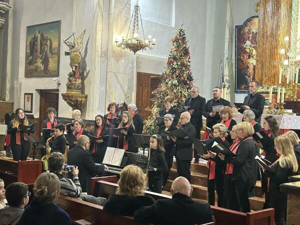 La Iglesia de La Nucía se llenó para presenciar el Concert de Nadal de la coral