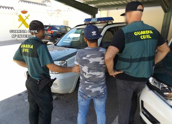 La Guardia Civil detiene a dos personas por estafar a un agricultor en Mula	