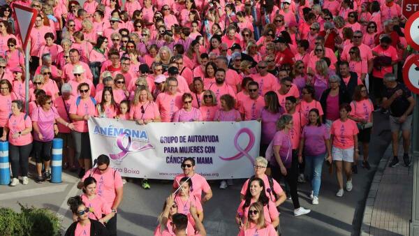 Una multitudinaria ‘marea rosa’ de Anémona llena las calles de Benidorm para seguir luchando contra el cáncer de mama