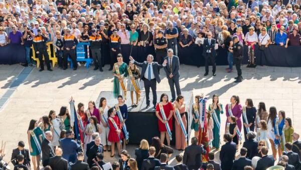 Centenares de músicos interpretan conjuntamente el himno oficial de las fiestas dirigidos por su autor, Rafael Doménech Pardo 