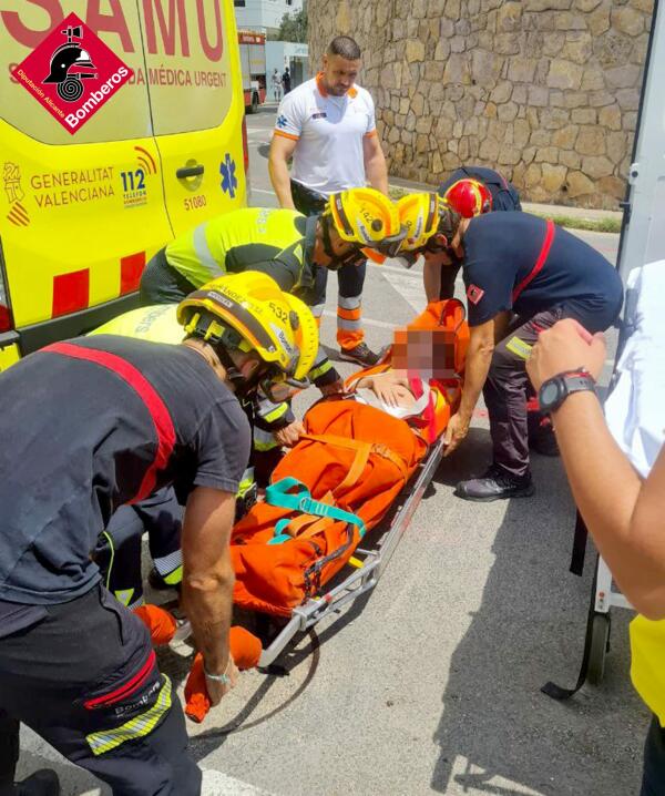 Rescate de una bañista en la Cala de la Almadrava (Benidorm)