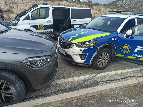 La Policía Local de Villajoyosa detiene a dos fugitivos extranjeros que huían con su vehículo hacia Orxeta tras una persecución policial desde Alicante