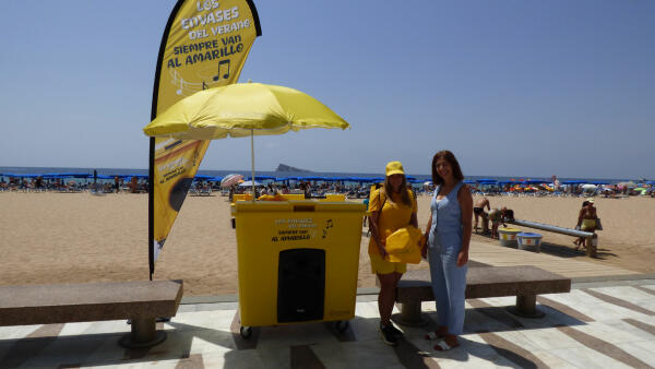 Ecoembes realiza una acci&oacute;n en las playas de Benidorm para concienciar sobre el reciclaje de envases 
