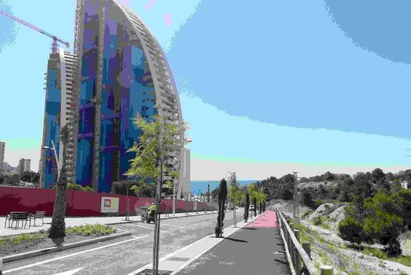 Benidorm abre los nuevos viales de conexi&oacute;n entre la primera l&iacute;nea de Poniente y la avenida Vicente P&eacute;rez Devesa .