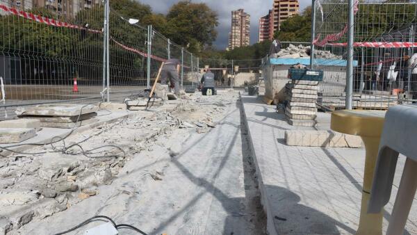 Benidorm ejecuta una obra en la plaza de SS MM Reyes de España para acabar con las filtraciones de agua al parking de L’Aigüera