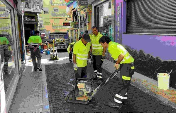  Benidorm asfalta la calle Quatre Cantons e introduce nuevos servicios en el Casco Antiguo