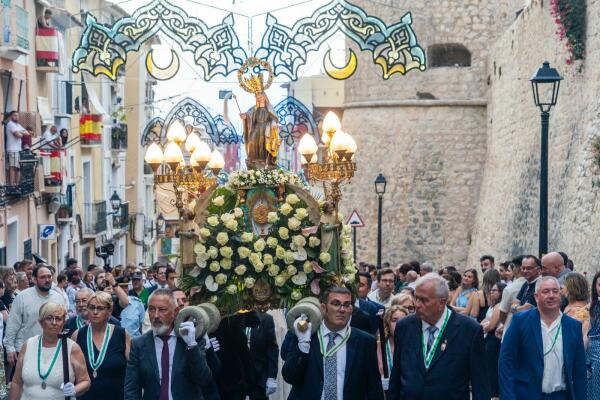 La procesión en honor a Santa Marta recorre las calles del centro histórico de Villajoyosa