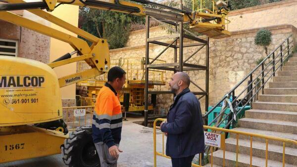 Benidorm inicia el montaje del ascensor de la calle Jilguero que unirá Jaime I con la calle Tordo