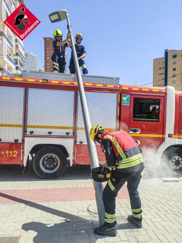 RETIRADA DE UNA FAROLA EN BENIDORM