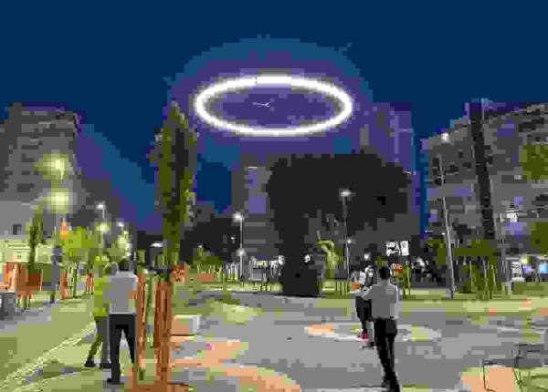 Benidorm instala las primeras luminarias suspendidas dise&ntilde;adas en exclusiva para la obra de Mediterr&aacute;neo.