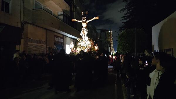 La imagen del Cristo de la Fe recorre las calles de Villajoyosa en la procesión del silencio