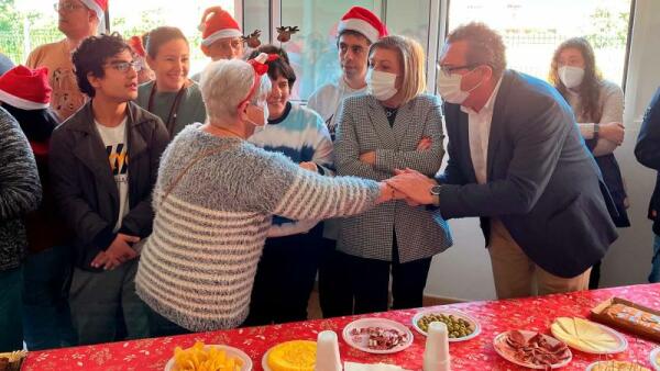 El Ayuntamiento de Benidorm celebra la Navidad con las asociaciones sociosanitarias y entrega regalos a los alumnos del TAPIS 