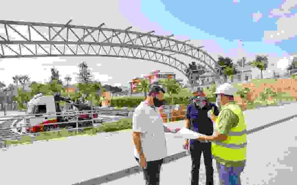 L&rsquo;Alf&agrave;s instala una cubierta en la pista multideporte.