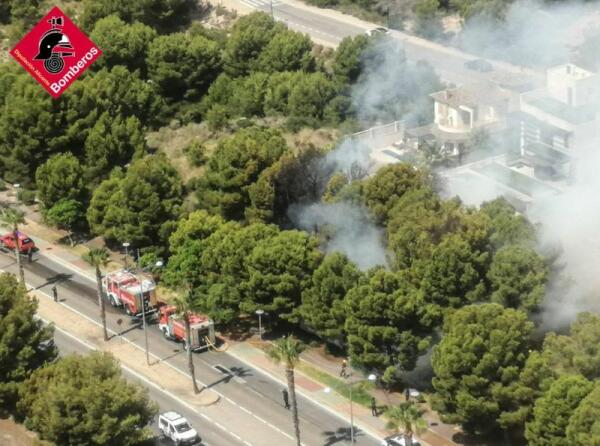 Sierra Cortina, Finestrat.  Incendio de pinocha fundamentalmente, restos vegetales de hoja de pino y vegetación que cubre el suelo, mas vegetación y pino de la zona  