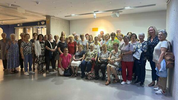 Las Amas de Casa de Alcàsser celebran una jornada de convivencia en Benidorm