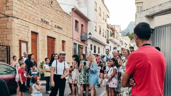 40 personas descubren La Nucía con la 4ª “Visita Teatralizada” 