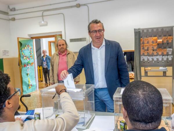 Toni Pérez vota en el Leonor Canalejas, su «colegio de siempre»