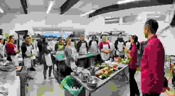 Éxito de participación en el taller de cocina japonesa de la Agenda Jove Finestrat