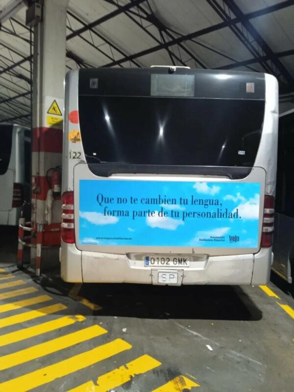 El Ayuntamiento de Barcelona (PSC) y el de Palma (PP) vetan el bus de Hablamos Español con el lema “Que no te cambien tu lengua, forma parte de tu personalidad.” 