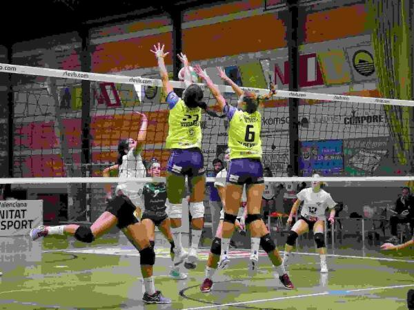 LAS CHICAS DEL VOLEIBOL BENIDORM CONSIGUEN ESTRENARSE EN LA SUPERLIGA 2 