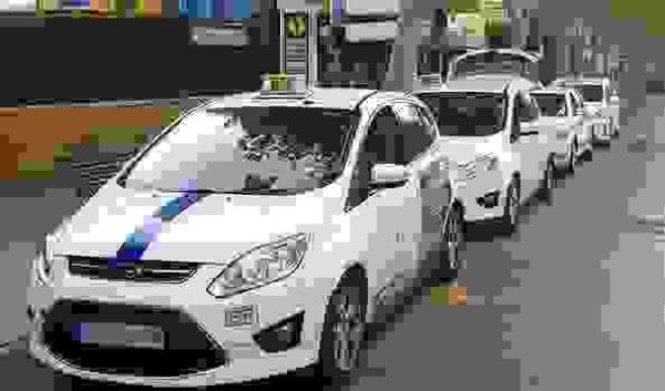 El sector del taxi de Benidorm y la comarca mantiene los servicios urbanos y comarcales