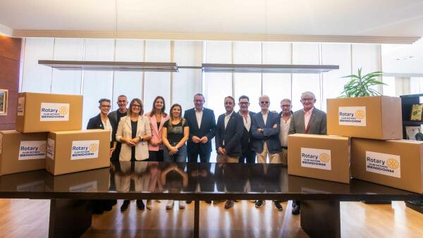 El Rotary Club de Benidorm dona a la Agrupación local de AMPAS material de papelería para escolares vulnerables