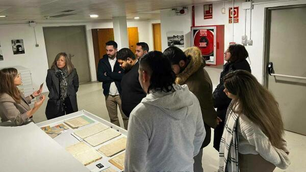 Los alumnos del programa T’Avalem visitan el archivo municipal de Benidorm 