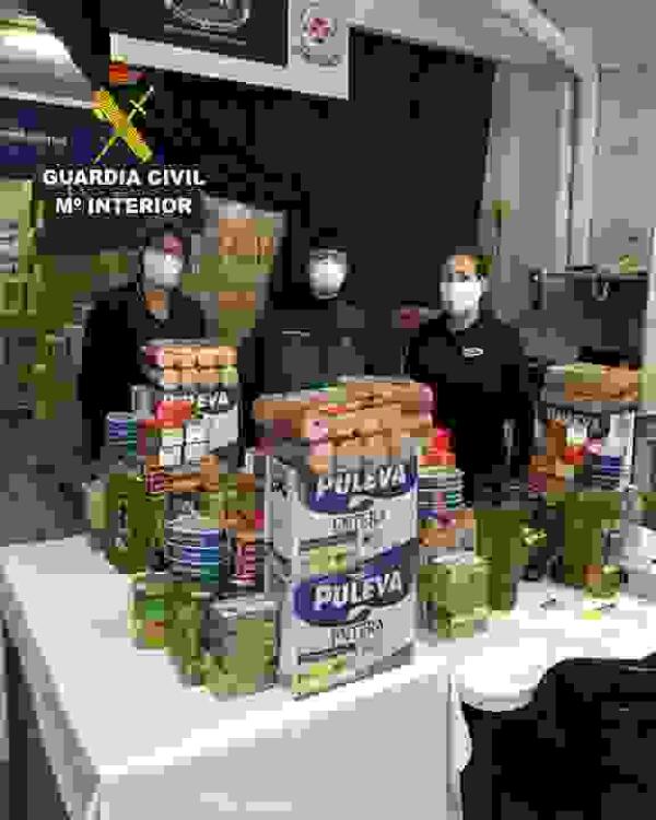 La Guardia Civil reparte lotes de alimentos entre las comunidades de migrantes de Alicante.