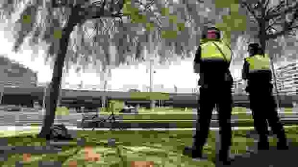 Valencia &middot; Deja solos en casa a sus dos hijos menores para irse a la playa y uno arriesga su vida por la ventana 