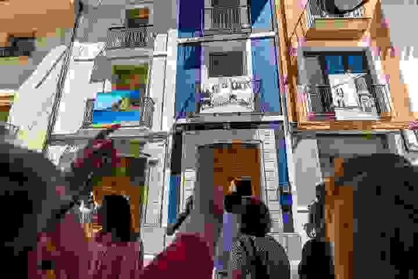 Hasta el 9 de junio se puede visitar la exposición “Balconades: Art al Carrer” en el casco histórico de Finestrat