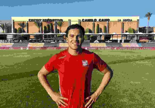 El hijo de Kluivert &ldquo;a prueba&rdquo; en el C.F. La Nuc&iacute;a 