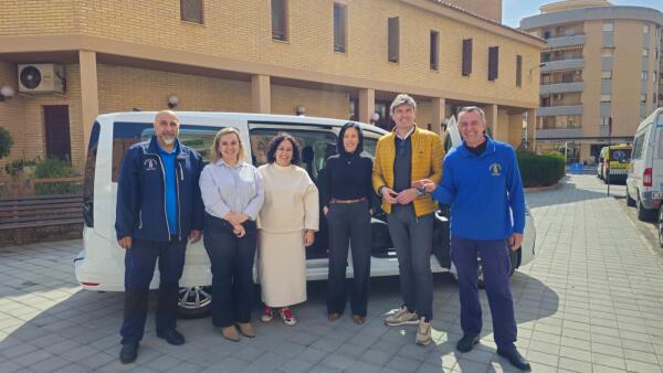 La Residencia Santa Marta de Villajoyosa incorpora una nueva furgoneta adaptada para el transporte de residentes