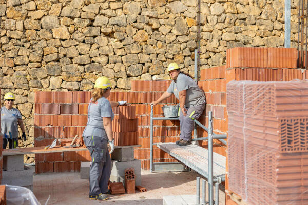 El Ayuntamiento de l’Alfàs construye unos aseos accesibles en el parking La Bolleta 