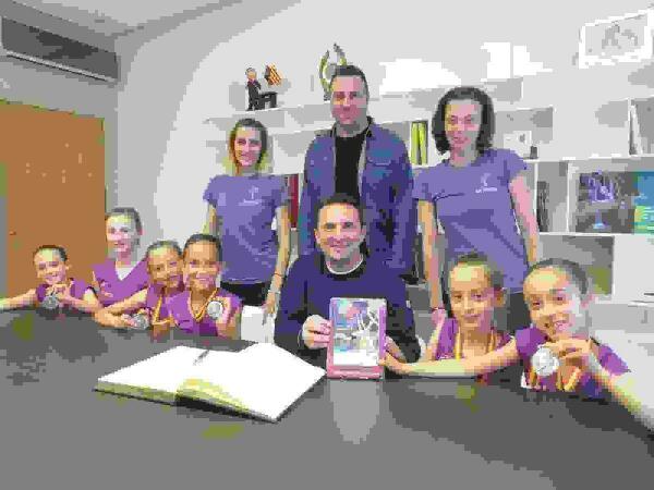 La Nuc&iacute;a &middot; Las gimnastas de &ldquo;plata&rdquo; son recibidas por su subcampeonato nacional 