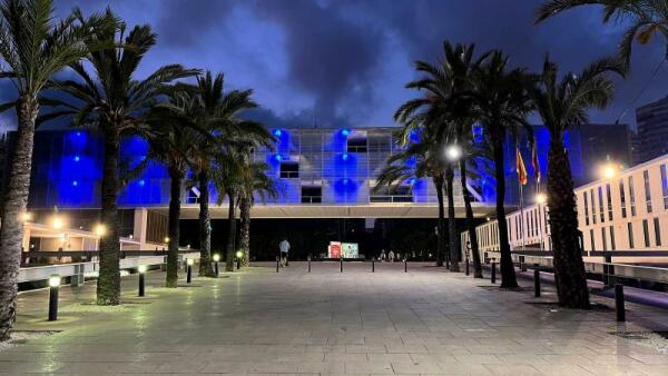 Benidorm conmemora el Día Mundial del Refugiado iluminando de azul sus edificios más emblemáticos