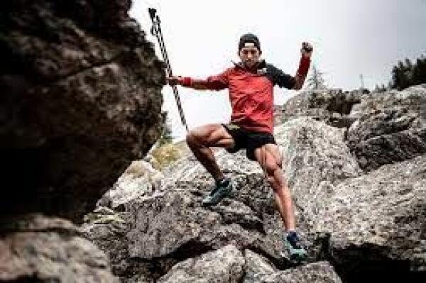    ULTRA TRAIL Manu Merillas, el corredor que vivía solo en una caravana en un pueblo abandonado de León y encontró el amor