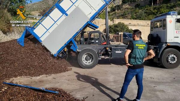 La Guardia Civil investiga a 17 personas por robos de algarroba cometidos en las Comarcas alicantinas de la Marina Alta y Baixa