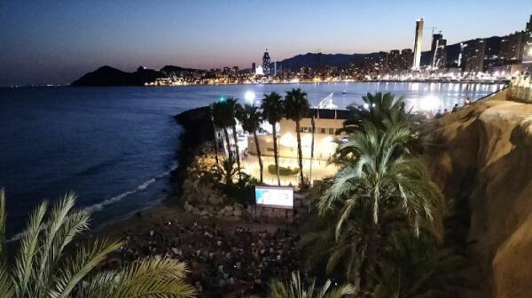 Lleno en Mal Pas en la primera sesión de ‘Cine en la Playa’