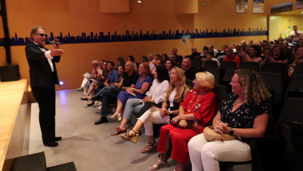 Benidorm conmemora el Día de la Salud Mental con la lectura de un manifiesto y actuaciones en favor de AFEM  