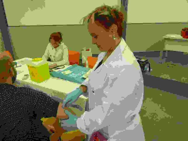 La Nuc&iacute;a &middot; 25 personas en la &ldquo;Vacunaci&oacute;n extraordinaria contra la gripe&rdquo;  en el Centro Social Nou Espai