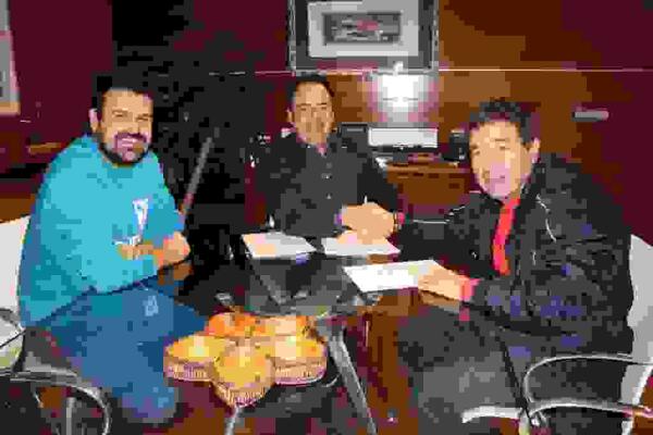 El Ayuntamiento apoya la labor del Club Voleibol Finestrat con la firma de un convenio de colaboraci&oacute;n 