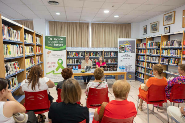 Leonor Fuentes donará los beneficios de la venta de su libro ‘El tercer cuaderno’ a AFA Marina Baixa