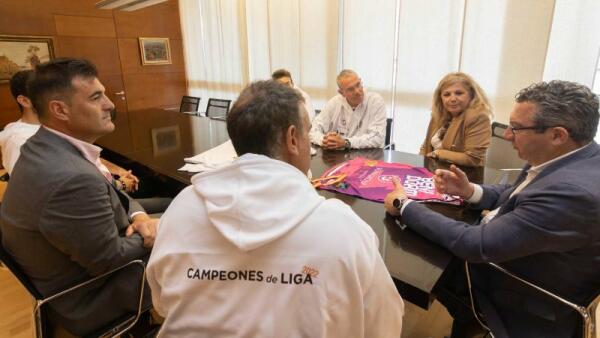 Toni Pérez recibe al Servigroup Poniente Benidorm, campeón de la I Liga de Voley Playa 